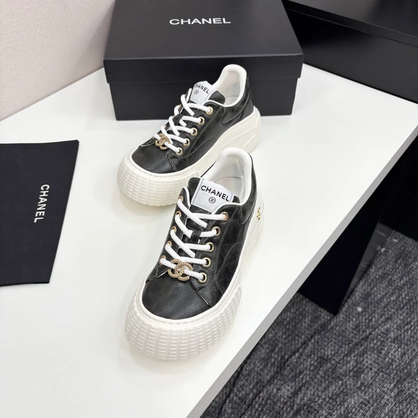👟👟Ex-factory price 660👟👟 Chanel bread shoes ~ original calfskin panda shoes Chanel 25C latest hot style panda black and white sports shoes casual sneakers Xiaoxiang hot item classic black and white panda color coco girls must pay Fabric: original custom mixed sheepskin lining: original imported breathable mesh lining outsole: Original molded rubber + TPU combination Size: Women's 35-41